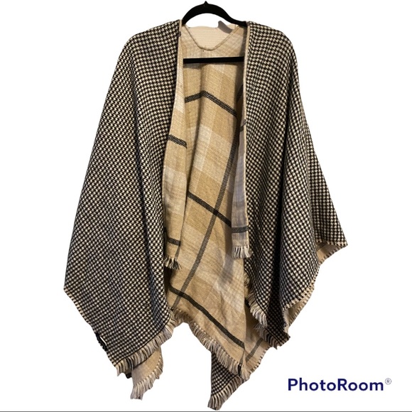 Banana Republic | Reversible cape with houndstooth and plaid patterns - Picture 2 of 5